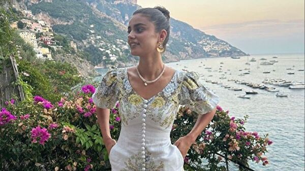 Floral Desenli Elbise ve Altın Takı Şıklığı
