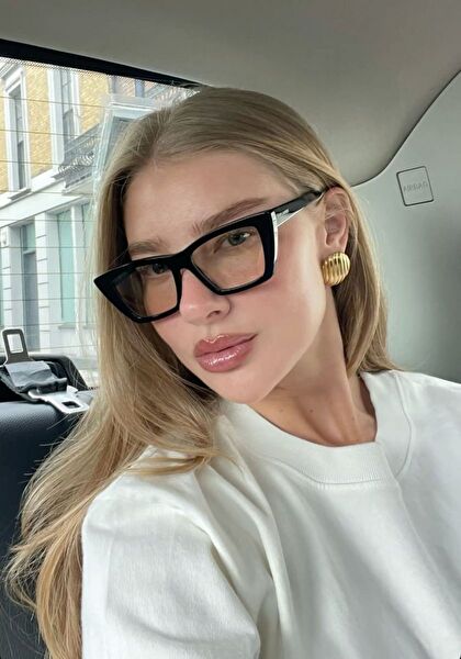 Oversize Güneş Gözlüğü Modası ve Uyumlu Altın Aksesuarlar
