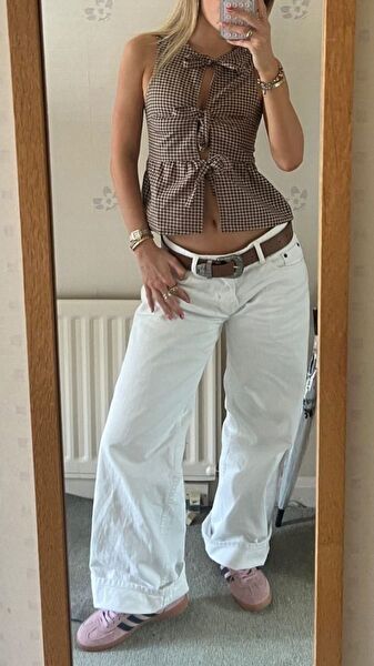 Geri Dönen Bootcut Jean Modası ve Uyumlu Takı Seçenekleri