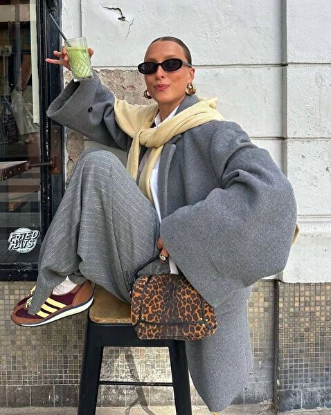 Günlük Stilin Vazgeçilmez Parçası Sneaker Kombinleri ve Altın Takılar
