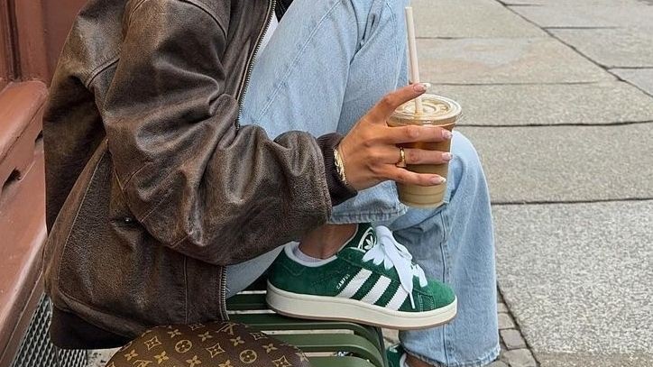Günlük Stilin Vazgeçilmez Parçası Sneaker Kombinleri ve Altın Takılar
