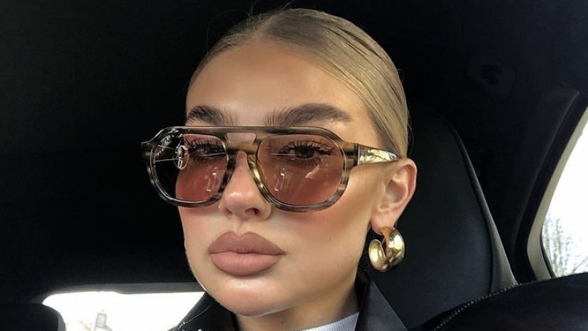 Oversize Güneş Gözlüğü Modası ve Uyumlu Altın Aksesuarlar
